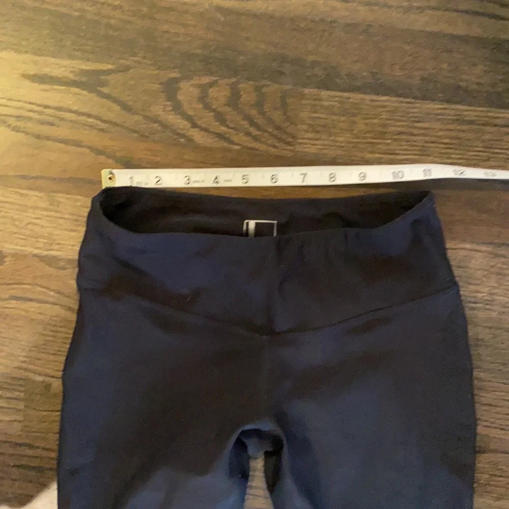 Mondetta Black Capri Leggings XS laser cut EUC - Picture 2 of 9